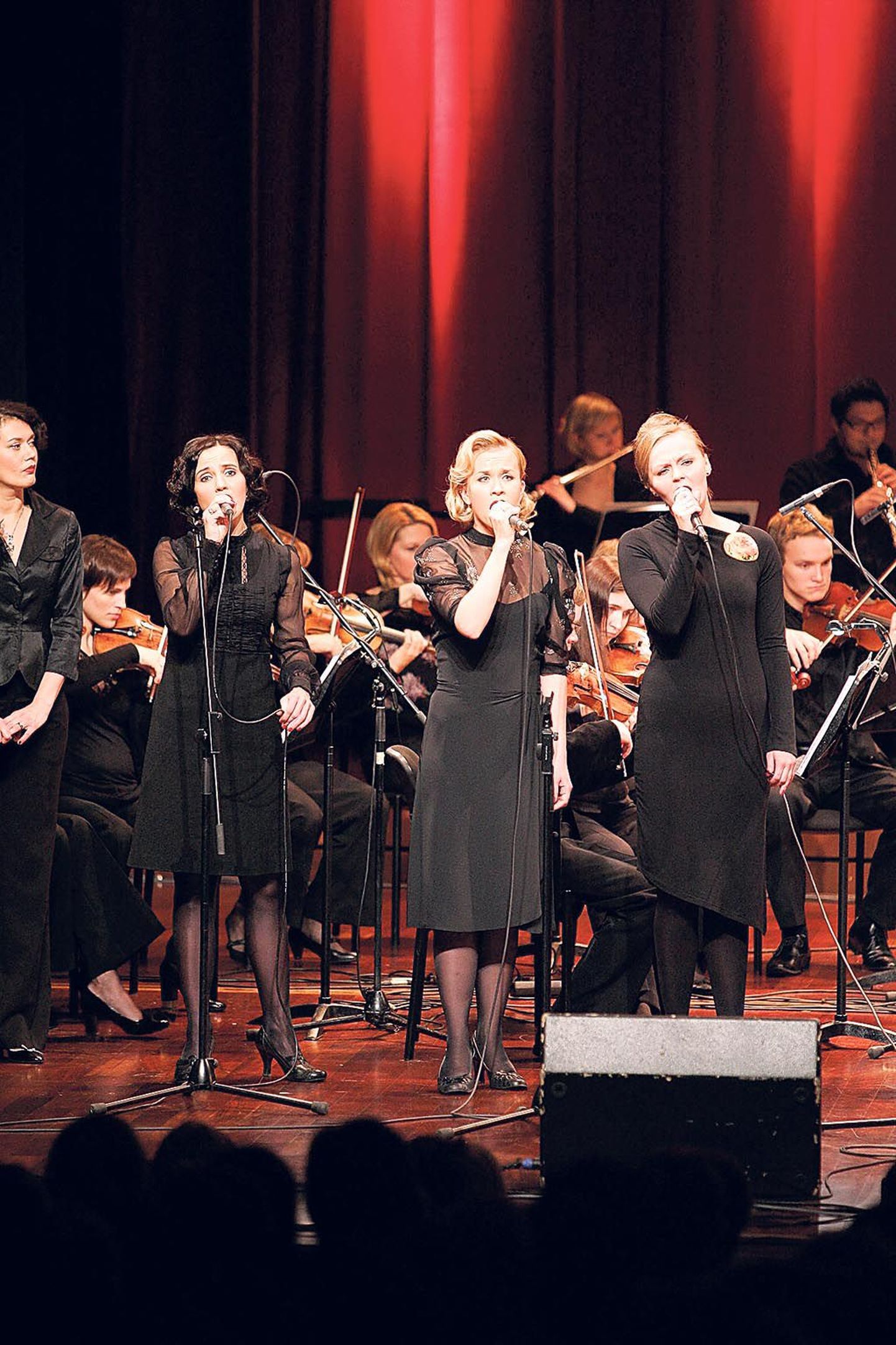 Hele Kõrve (vasakul), Evelin Pang ja Sandra Uusberg esinesid hämmastava muusikalise vabadusega.