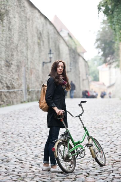 Oma argise liiklusvahendiga: Loore Martma käib kodunt Kalamajast vanalinna Von Krahli teatrisse proovi jalgrattaga. (Foto: Liis Treimann)