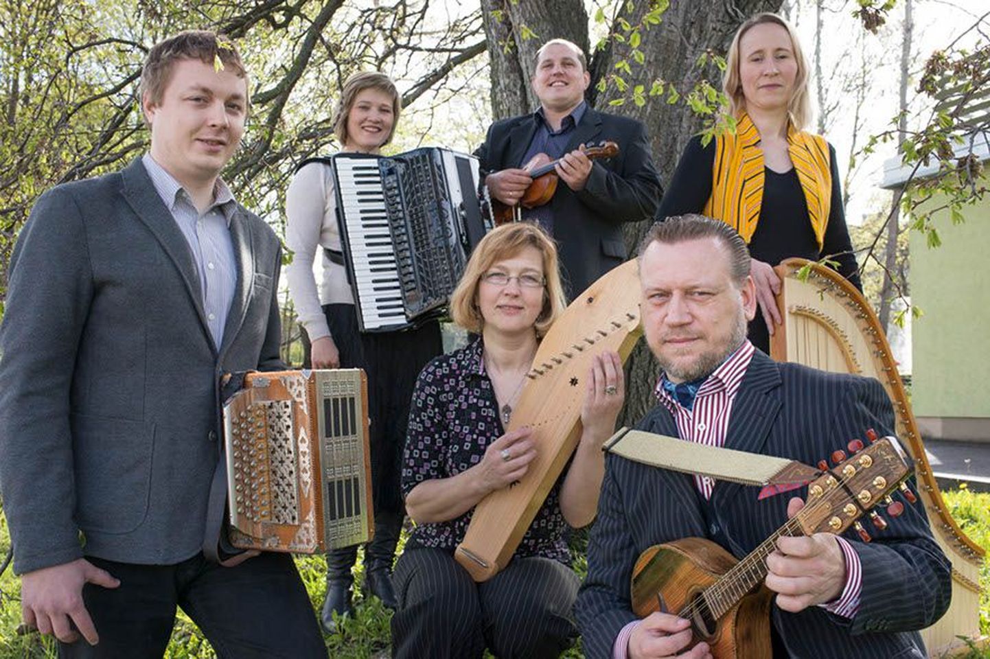 Fotol: Juhan Uppin (vasakul), Kristel Laas (akordioniga), Enrik Visla (viiuliga), Ella Maidre (suure kandlega), Pille Karras (väikekandlega), Jaanus Põlder (mandoliiniga)