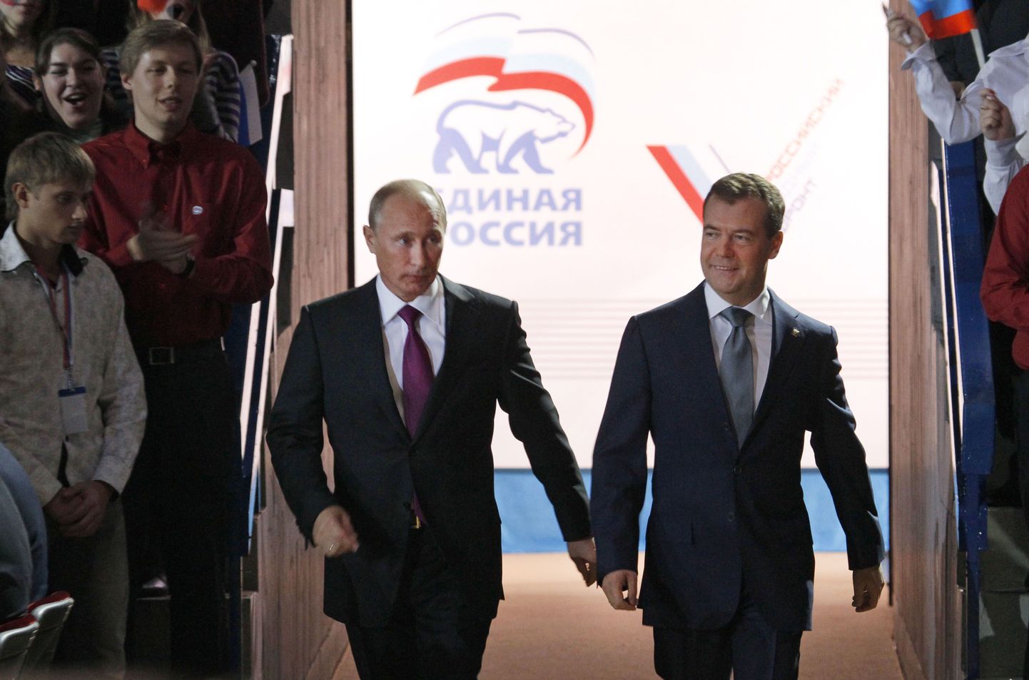 Dmitri Medvedev (paremal) ja Vladimir Putin saabuvad peaaegu käsikäes Ühtse Venemaa kongressile.
