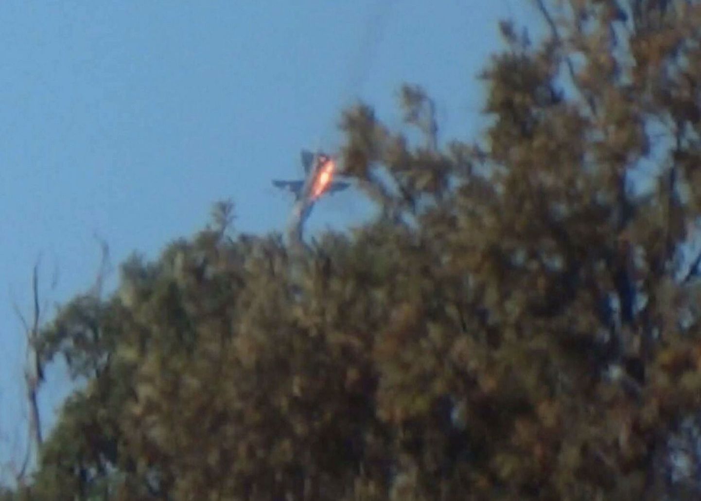 Фронтовой бомбардировщик Су-24 из состава российской авиагруппы в Сирии был атакован утром 24 ноября.
