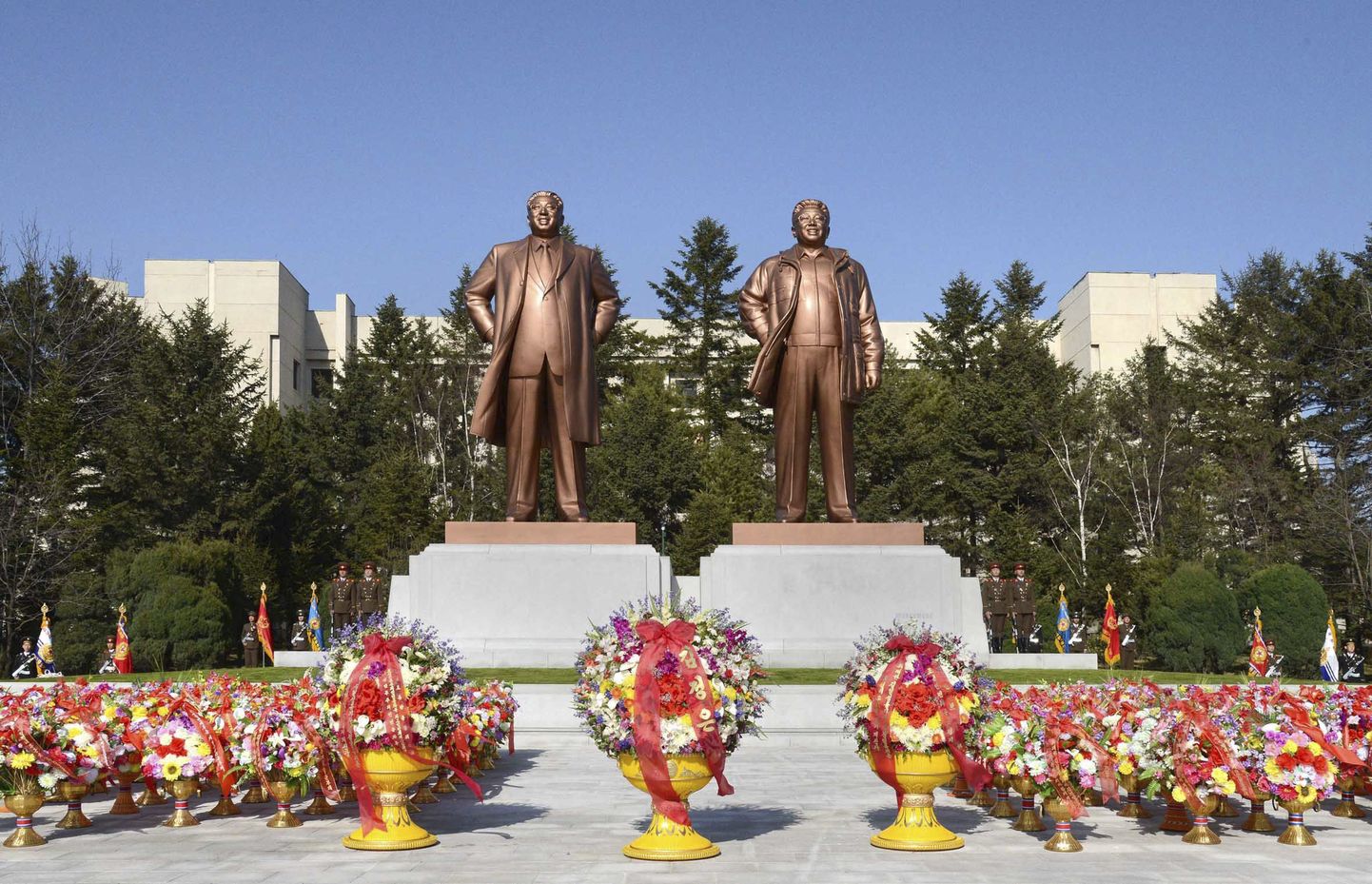 Põhja-Korea endiste juhtide Kim Il-sungi (vasakul)ja Kim Jong-ili kujud