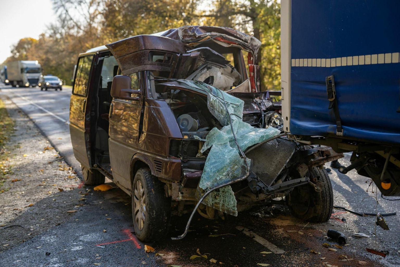 Väikebussi roolis olnud 34aastane mees viidi haiglasse.