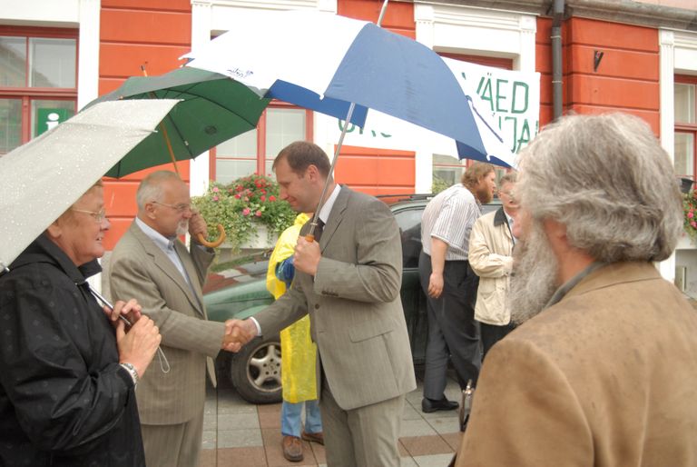 Ene Ergma (vasakult), Peeter Tulviste, Tartu linnapea Urmas Kruuse ja Mihhail Lotman 2008. aastal Tartu Raeplatsil Gruusia toetuseks korraldatud kogunemisel. Foto: Priit Mürk/Postimees