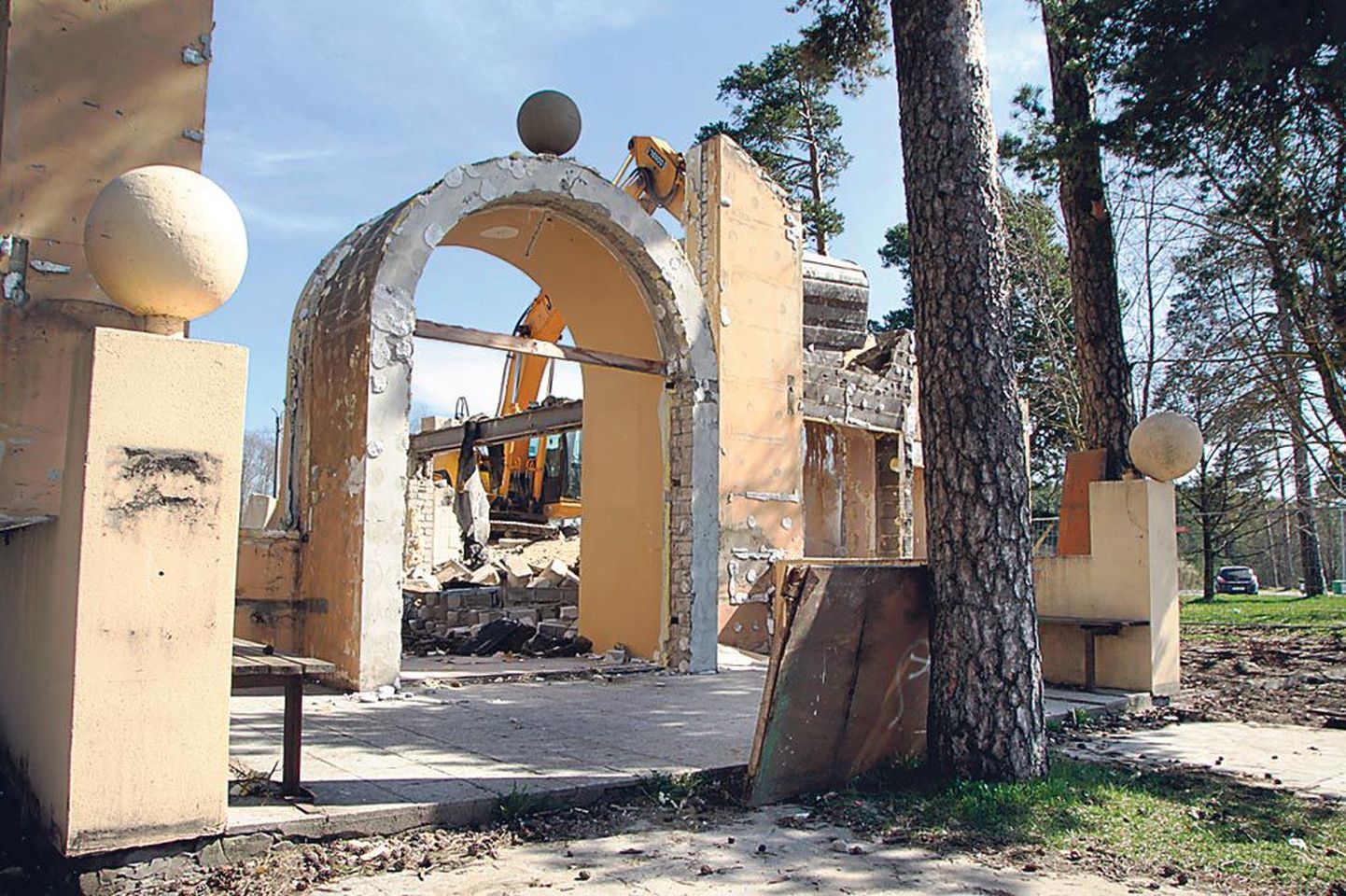 Raeküla vaksal lammutati 2012. aastal pärast hoone kaitsjate ja tankla-kohviku pooldajate pikki vaidlusi.