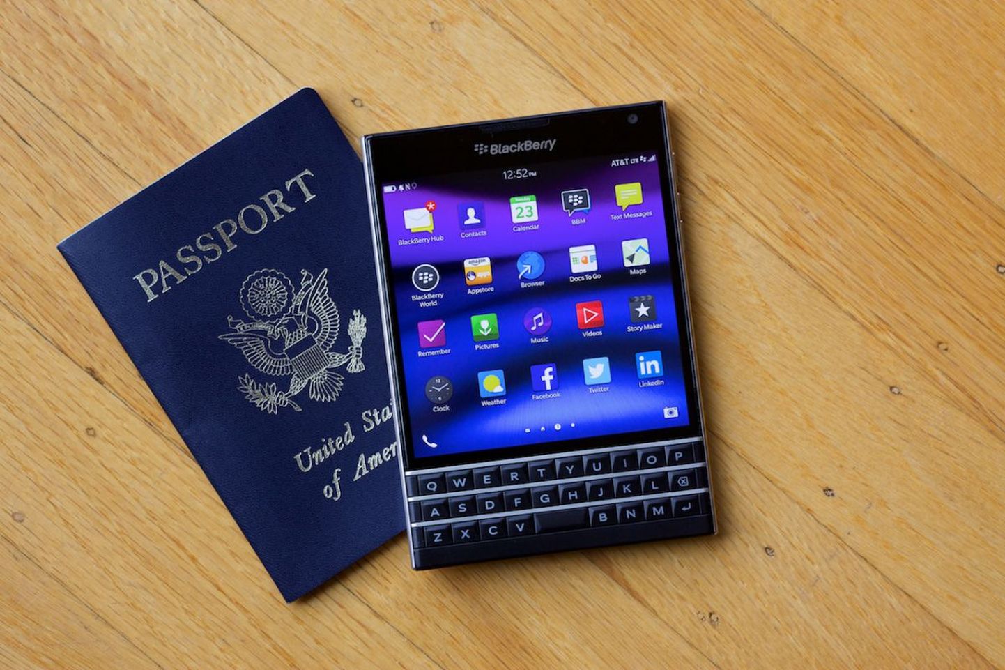 EMT kaalus kunagi ka BlackBerry müükivõtmist, kuid otsustas selle asemel hakata Eestis müüma iPhone. Pidil BlackBerry Passport, passiga ühte taskusse mahtuv nutiseade.