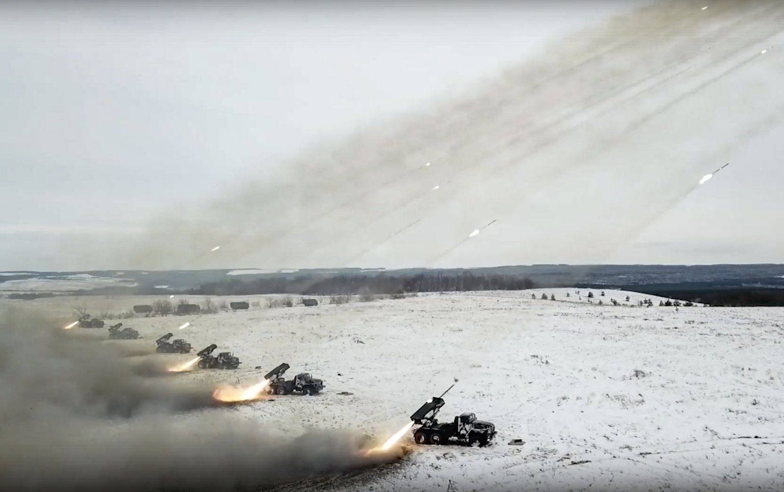 Krievijas BM-21 Grad, padomju kravas automašīnās montētas 122 mm raķešu palaišanas iekārtas, šauj militāro mācību laikā netālu no Orenburgas, Krievijā, 2021. gada 16. decembrī.