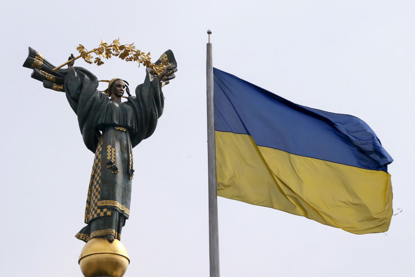 Украинский флаг в Киеве.