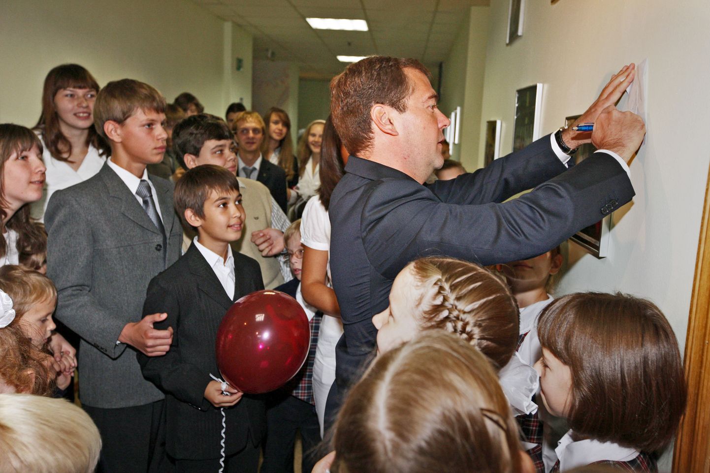 Vene kooliõpilastele hakatakse tegema narkoteste. Fotol president Dmitri Medvedev koos Moskva 518. kooli õpilastega