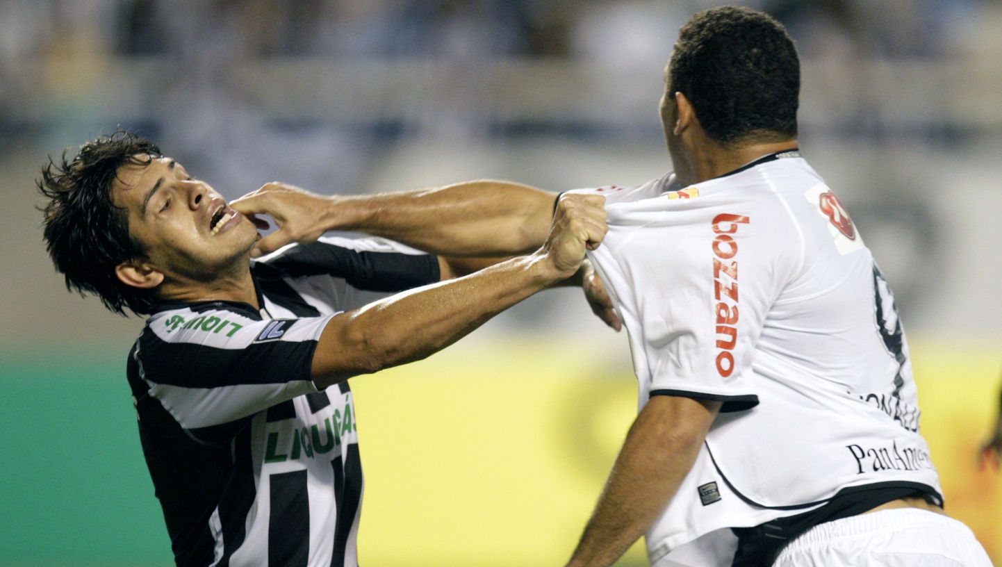 Corinthiansi mängija Ronaldo (paremal) ja Botafogo mängija Faheli vaheline kähmlus.