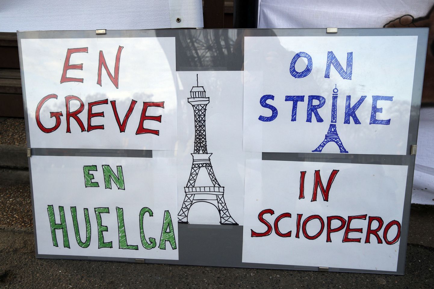 Streigist teatavad kirjad Eiffeli tornil.