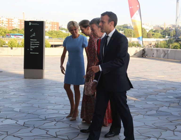 Emmanuel ja Brigitte Macron tervitavad Kolumbia presidenti Juan Manuel Santost kaasaga / Scanpix