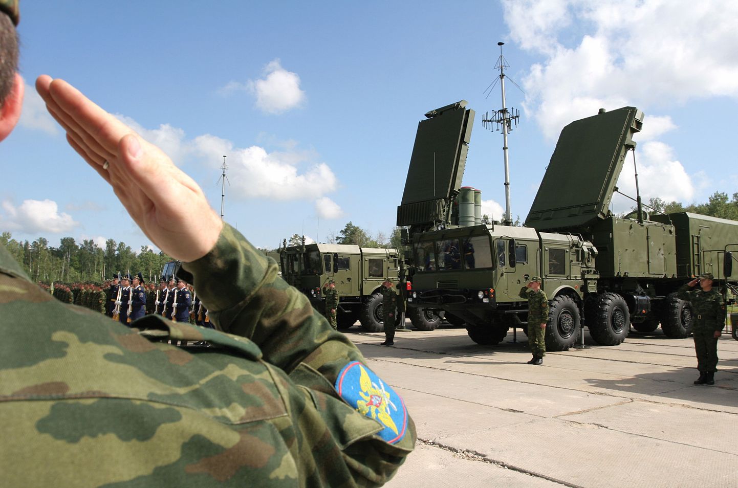 Российский военный. Перед ним ракеты типа С-400.
