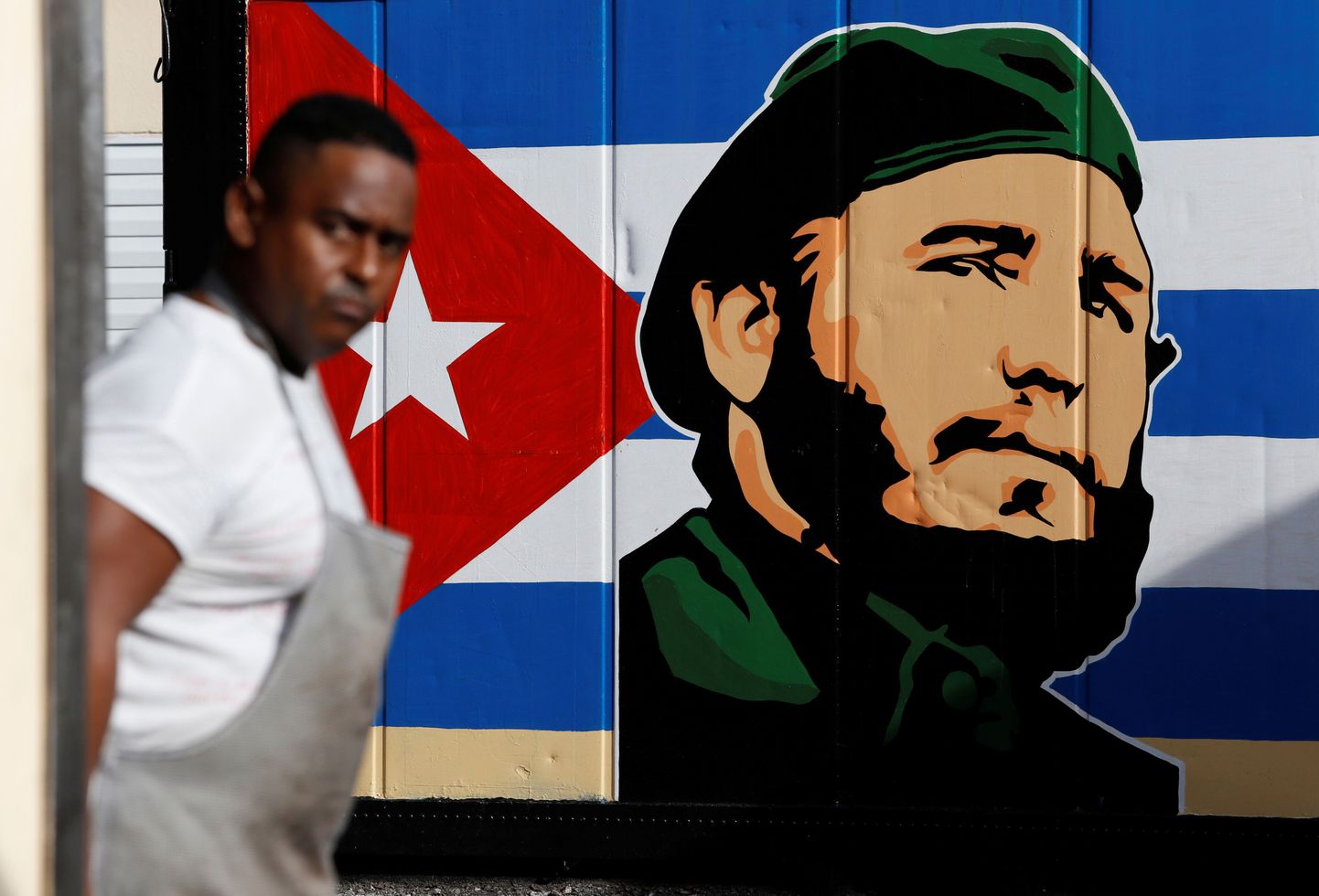 Fidel Castro grafiti pealinnas Havannas kohaliku riikliku maiustustepoe juures. Rohketel seinamaalingutel elab Castro revolutsioonijuhina edasi