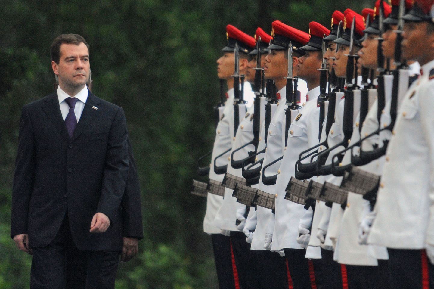 Dmitri Medvedev heidab pilgu Singapuri sõduritele.