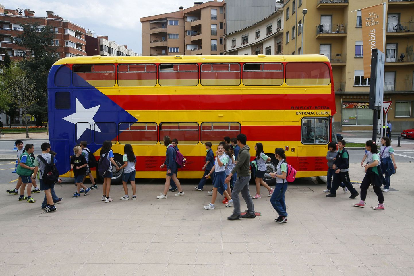 Kataloonia lipu värvides buss