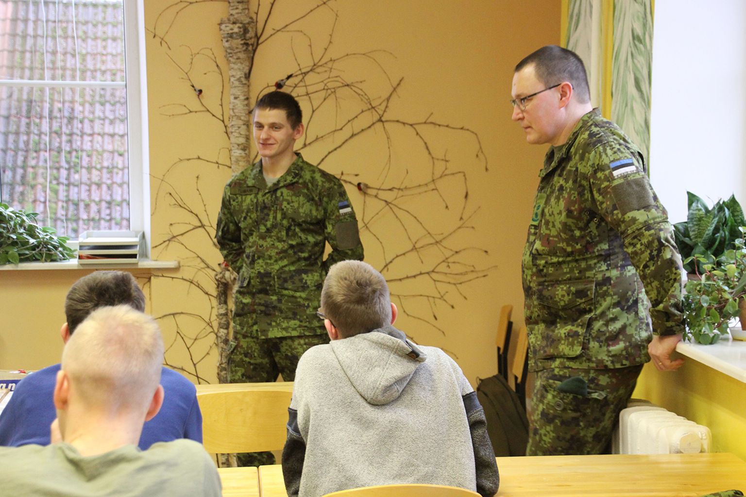 JKHK õpilastele käisid kaitseväetenistusest rääkimas vilistlased, tagalapataljoni ülem Indrek Lilleorg (paremal) ja sama pataljoni ajateenija Taavi Tuimann.