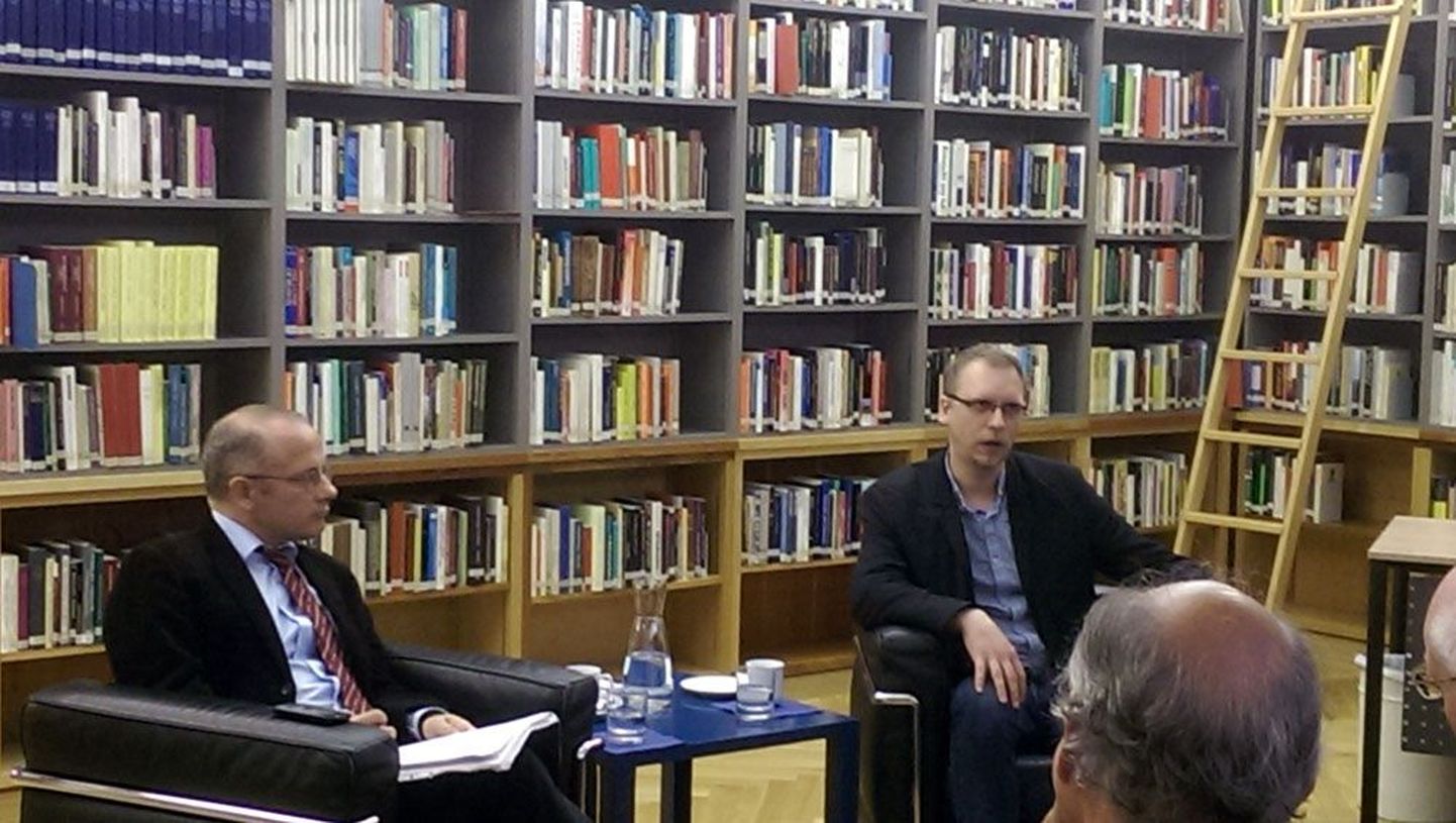Andreas Umland (vasakul) ja Anton Šehhovtsov arutlesid septembri lõpus Viinis inimteaduste instituudi seminaril Euroopa paremäärmusparteide ja Venemaa suhete üle.