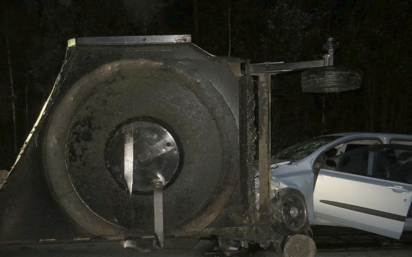 Ööl vastu 16. augustit sõitis sõiduauto Jõgevamaal Jõhvi-Tartu-Valga maanteel otsa ees liikunud traktori haagisele.