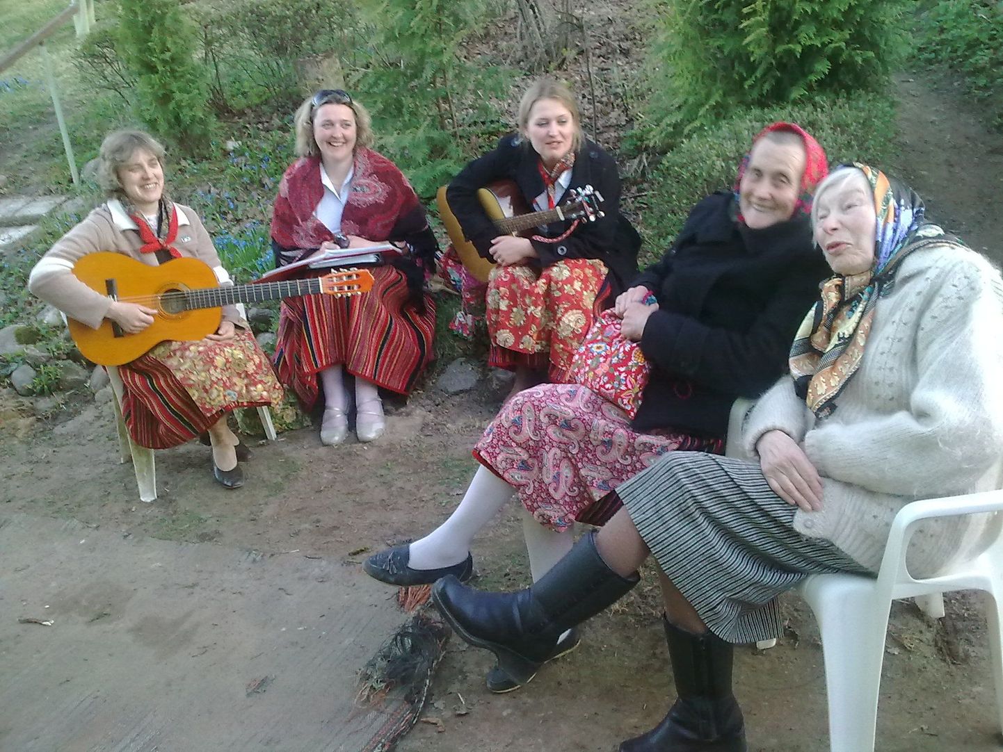 Kaika Laine laulis koos Virve ja teiste Kihnu naistega.