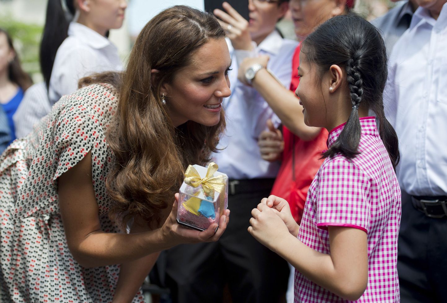 Cambridge`i hertsoginna võtmas vastu kingitust Singapuri tüdrukult