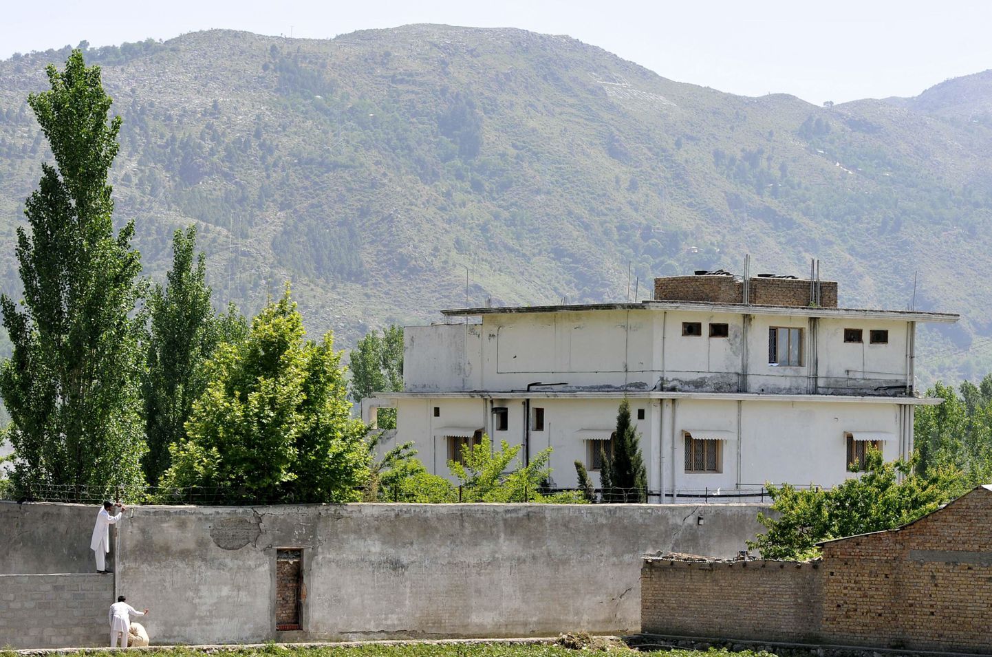 Pakistani võimud mõõtmas müüri Osama bin Ladeni viimases elupaigas.