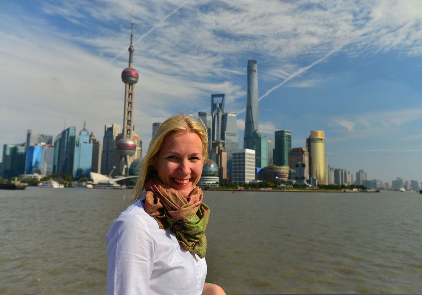 Äriilma tõmbetuultes: Karin Nemec Shanghais, taustal 
Pudongi Lujiazui finantskeskus, kus asuvad linna kõige kõrgemad pilvelõhkujad.
