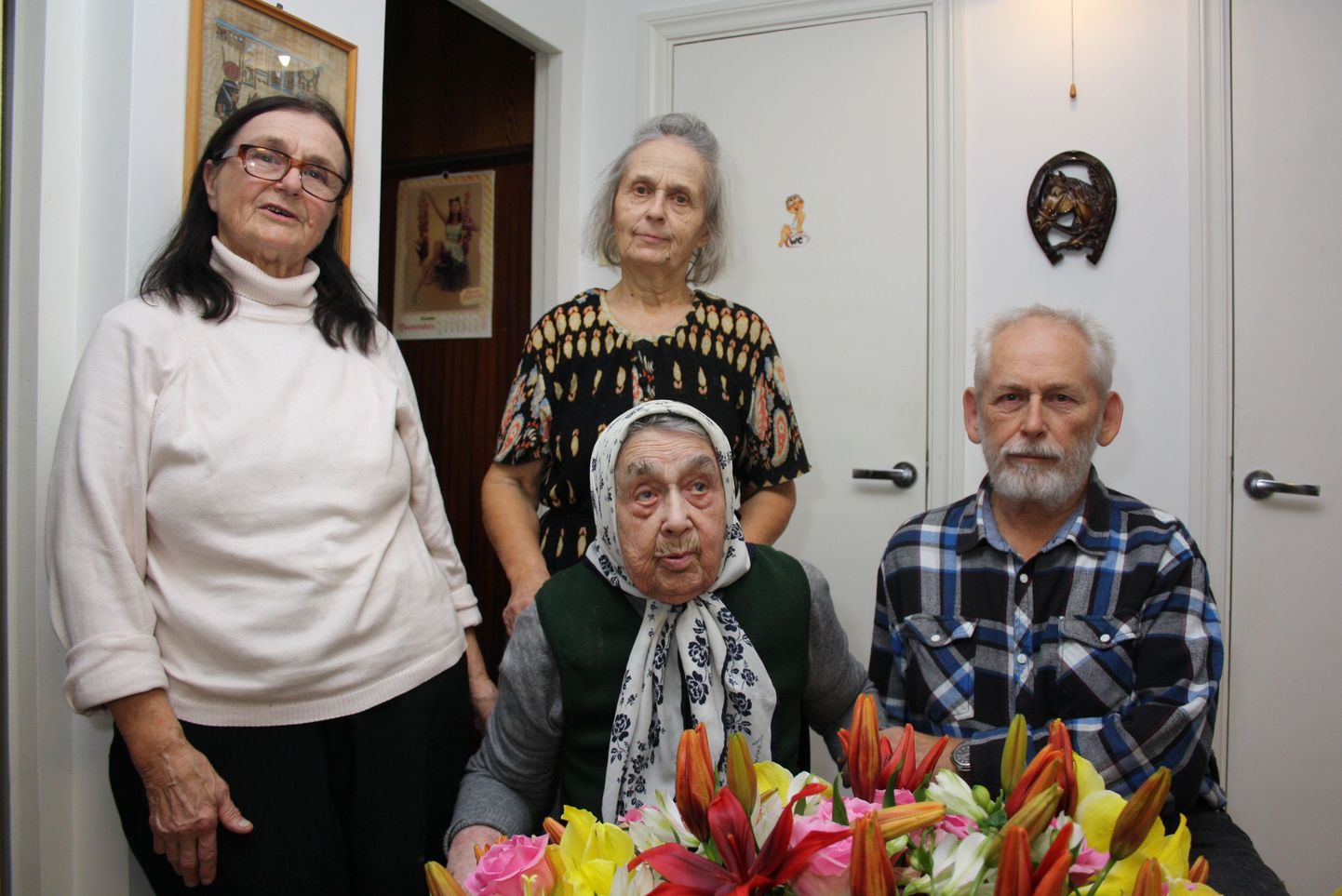 Maria Kolk koos kolme lapsega oma 105. sünnipäeval. Poeg Enno Kolk istub kõrval, taga seisavad tütred (vasakult) Ellen Kolk ja Laine Pirn.