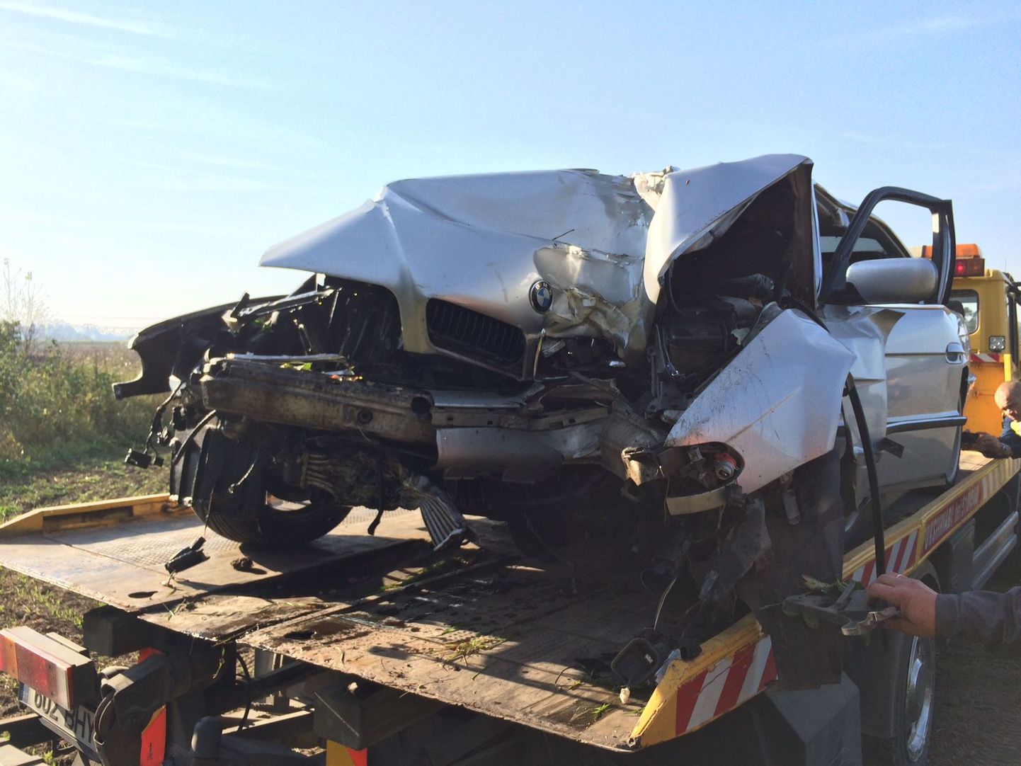 Järvamaal juhtus pühapäeval liiklusõnnetus, kui joobekahtlusega juht kaotas BMW üle kontrolli ja sõitis autoga vastu puud.