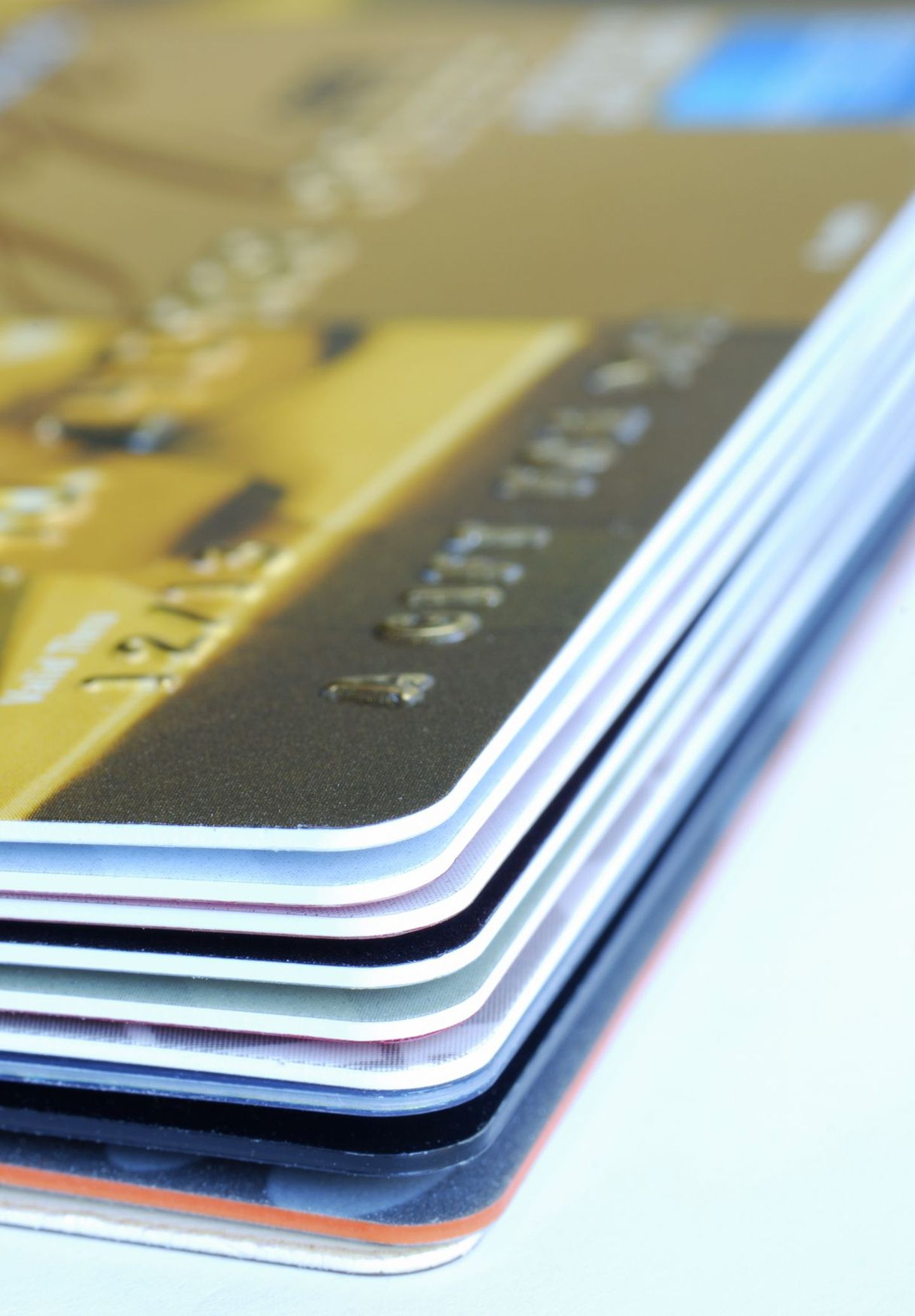Kui klient ise märku ei anna, siis saadab süsteem automaatselt uue kallima pangakaardi.