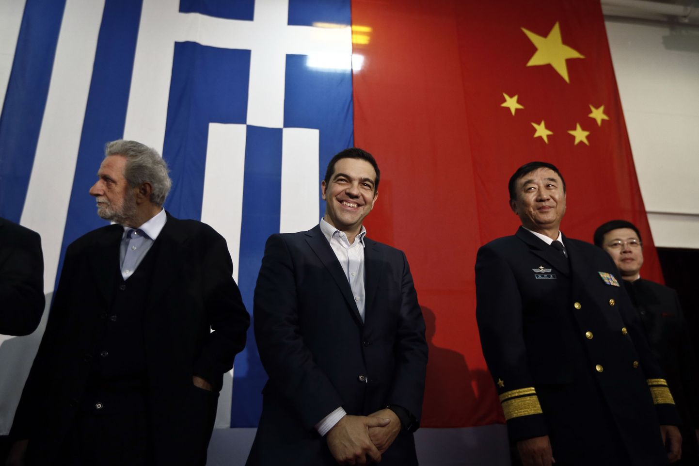 Kreeka peaminister Alexis Tsipras (keskel) käis eile Piraeuse sadamat külastanud Hiina laeva pardal ning rääkis loodetavatest majandussidemetest.