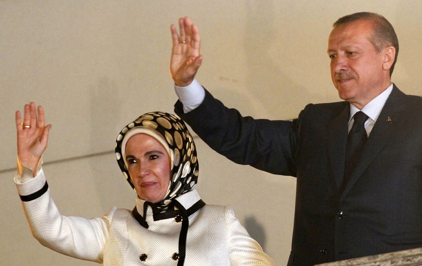 Türgi peaminister Recep Tayyip Erdoğan koos abikaasaga toetajaid tänamas.