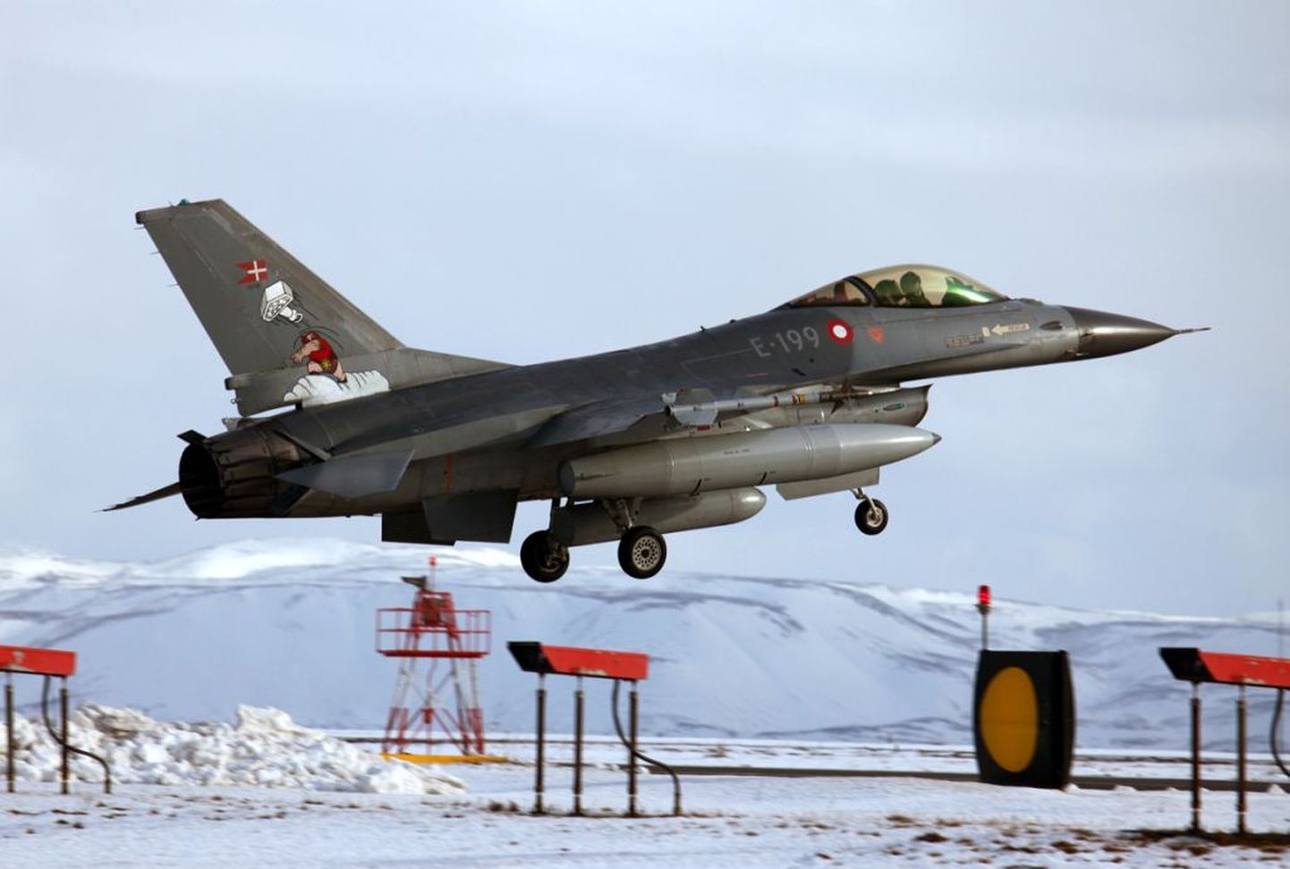 F-16 ВВС Дании в аэропорту Кефлавик в Исландии. Архивное фото.