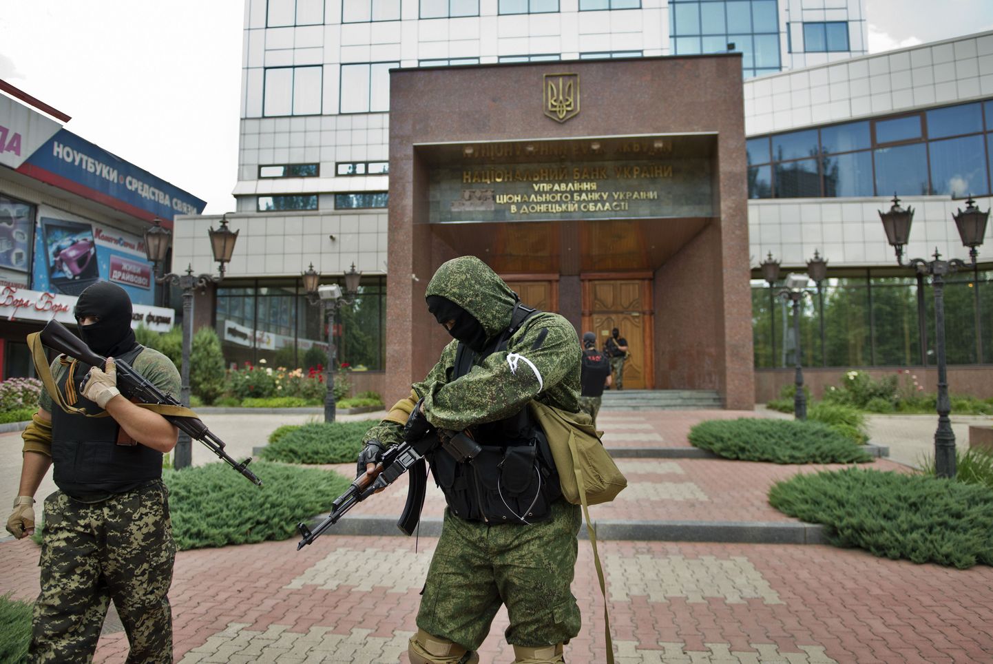 Separatistid Donetskis keskpanga hoone ees.