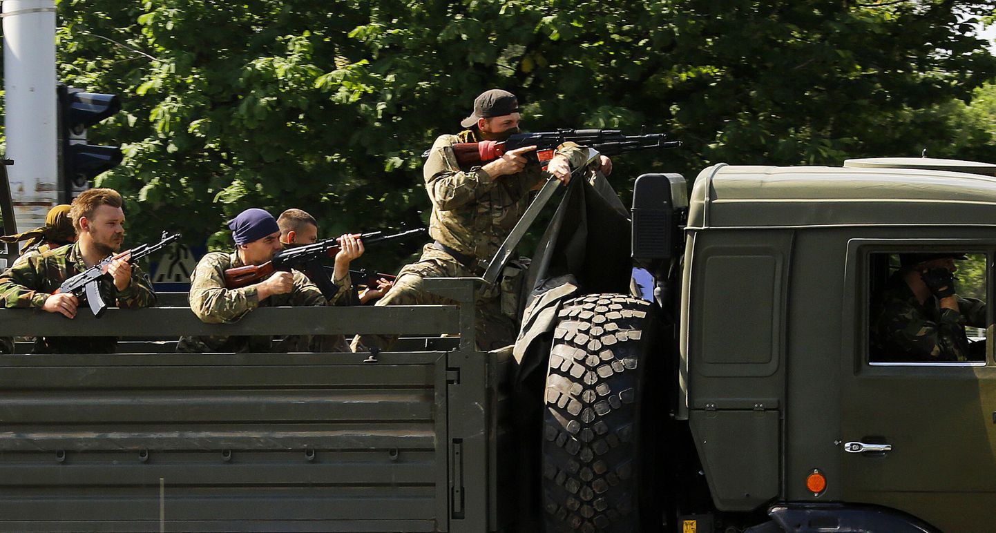 Venemeelsed relvastatud terroristid Donetski lennuvälja juures.
