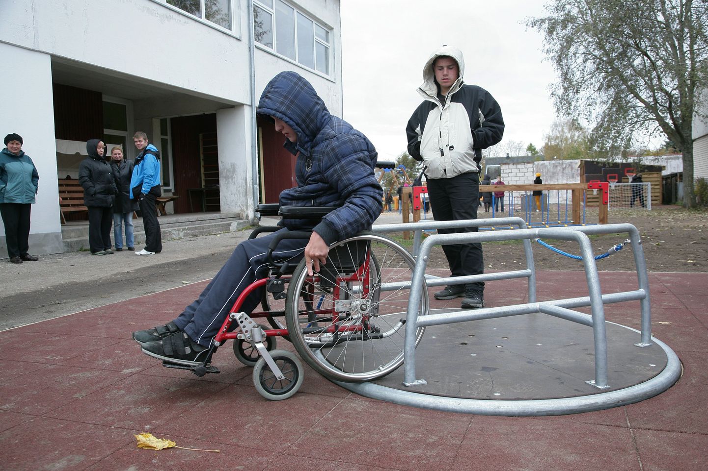 Omavalitsused võtsid pärast põhjalikku selgitustööd enda kanda toimetulekukooli hoiuteenuse arved. Pildil kooli õuealal leiduv ratastoolikarussell.