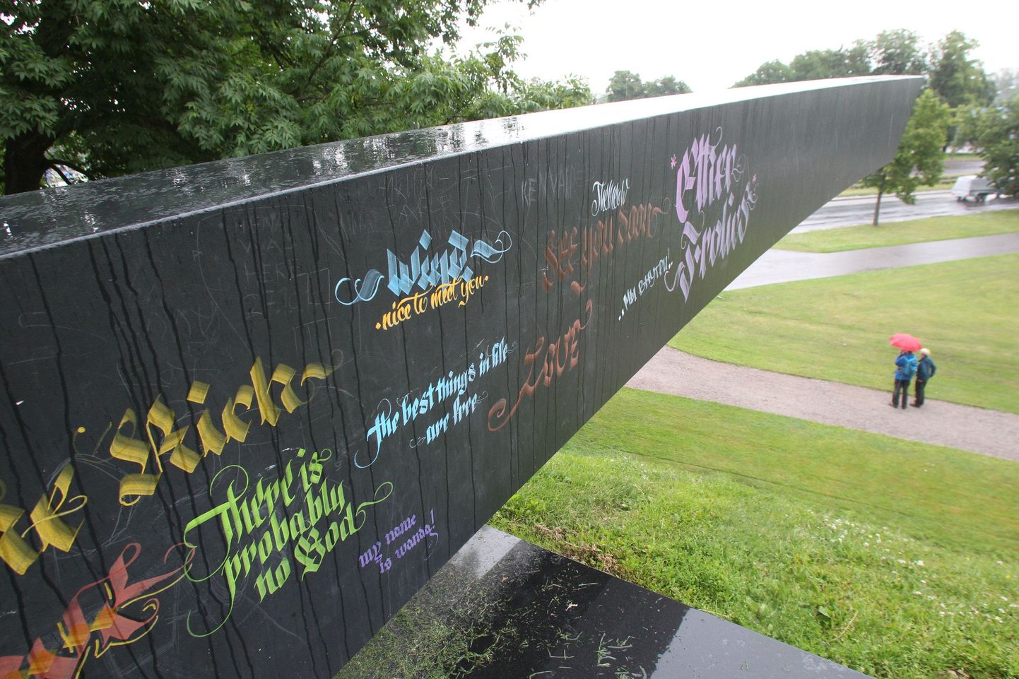 В ночь на понедельник вандалы изрисовали находящийся в Таллинне памятник «Прерванная линия» («Katkenud liin») погибшим на пароме «Estonia».