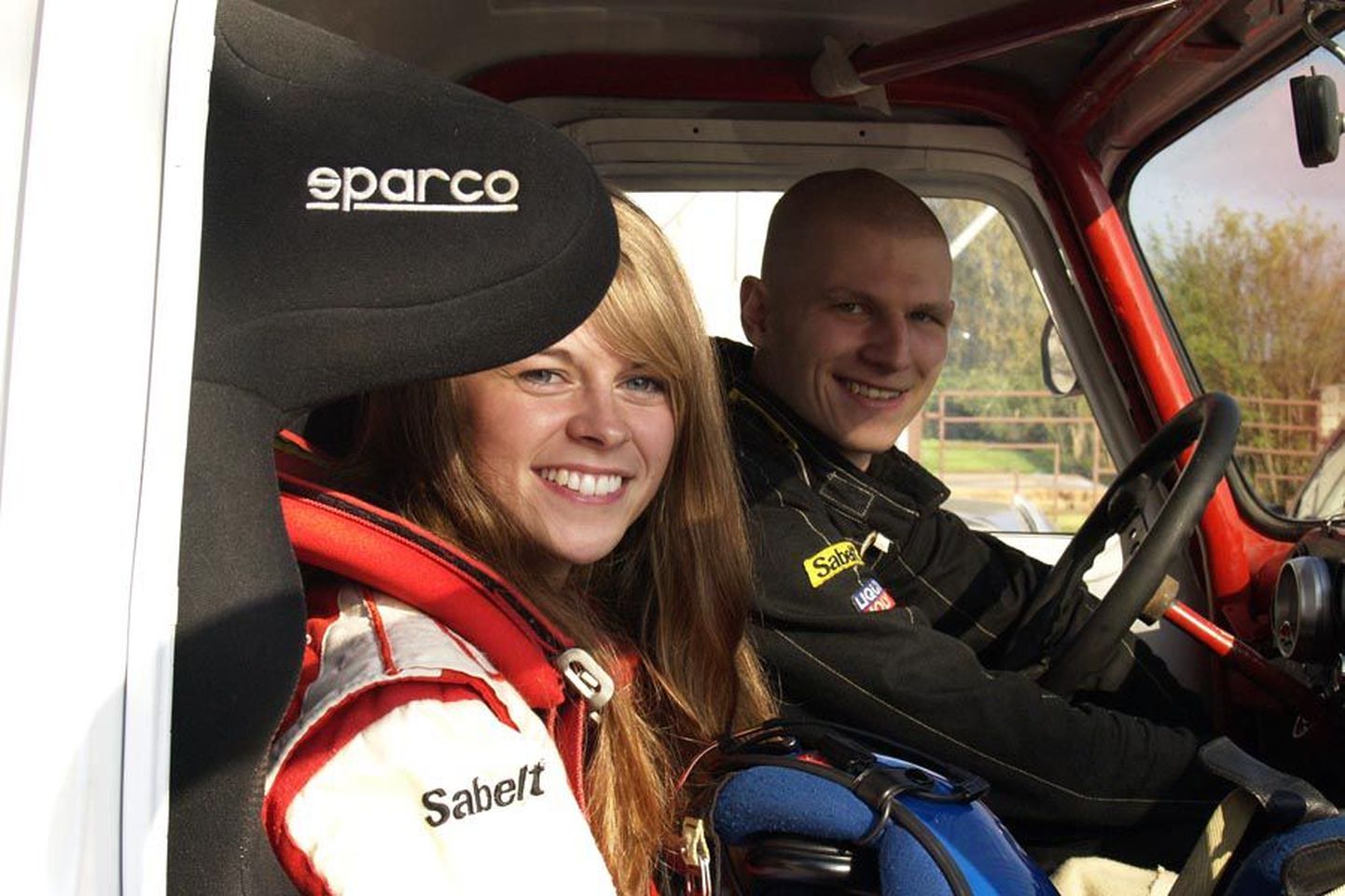Võhma noored sportlased Jüri Lindmets ja Nele Helü lõpetasid Tartu autoralli veoautode klassis kolmanda kohaga.
