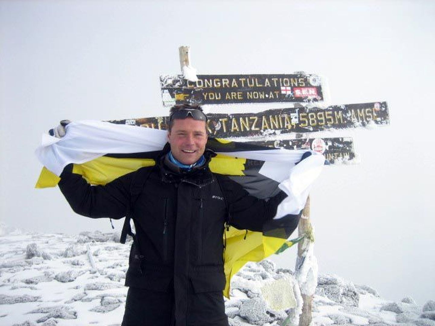 Veikko Täär viis Otepää lipu Kilimanjaro tippu.