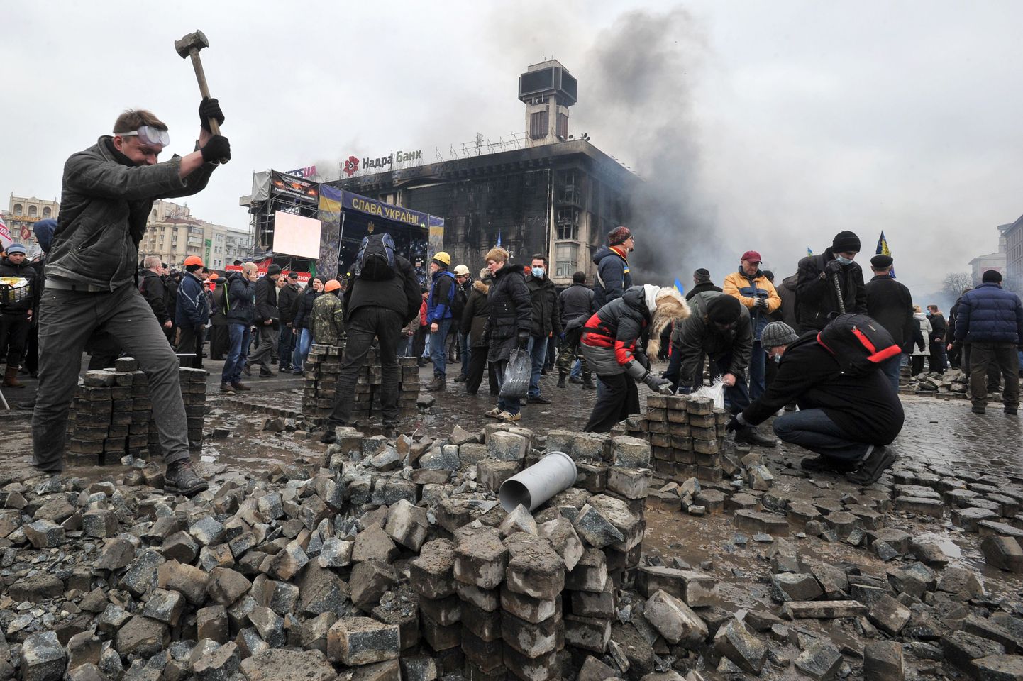 Kiievi protestijad eemaldasid täna Iseseisvuse väljakul võimaliku miilitsa pealetungi tarbeks tänavakivisid.