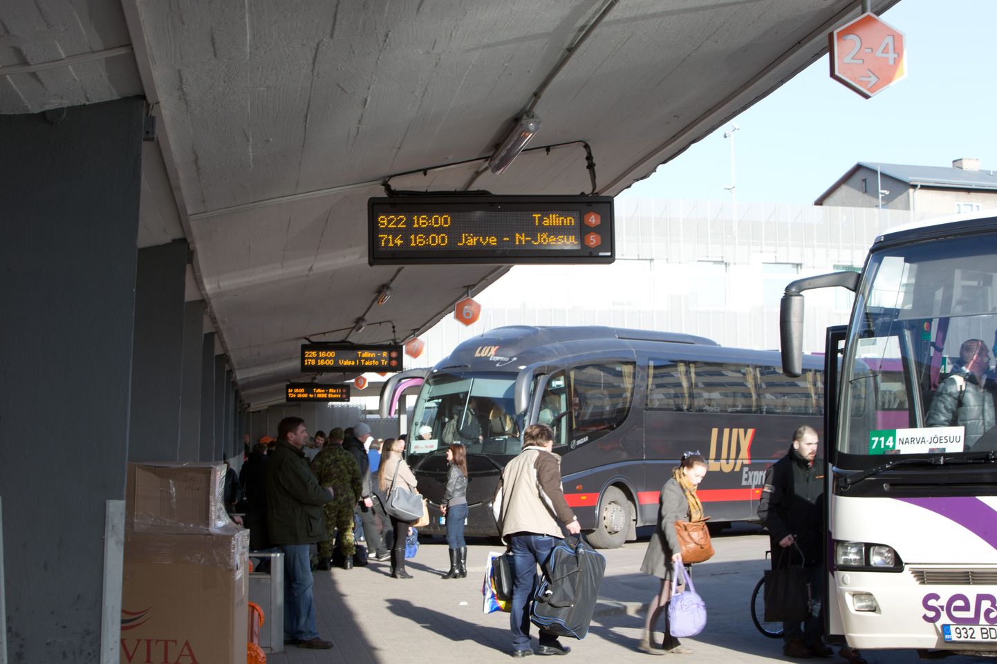 Kuigi Tallinna bussijaamas on olemas korralik teavitussüsteem, suutis hollandlane Kärdla ja Kuressaare bussid segi ajada.