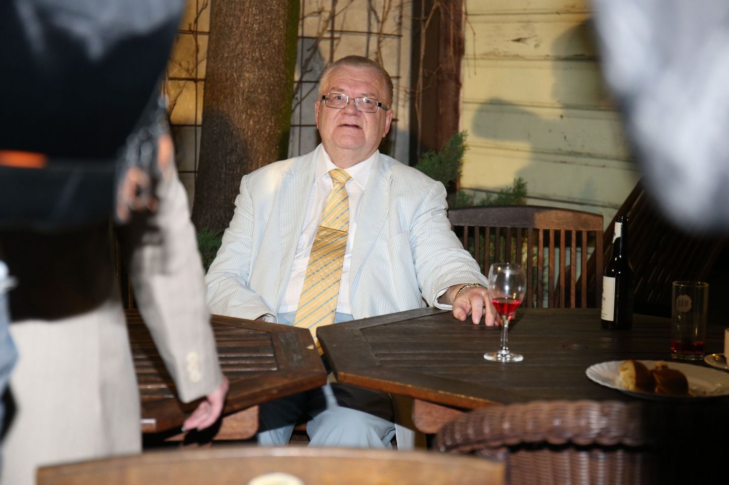 Edgar Savisaar pidas Keskerakonnale pärast valimistulemuste saabumist kõne Tallinna pubis Seiklusjutte Maalt ja Merelt.