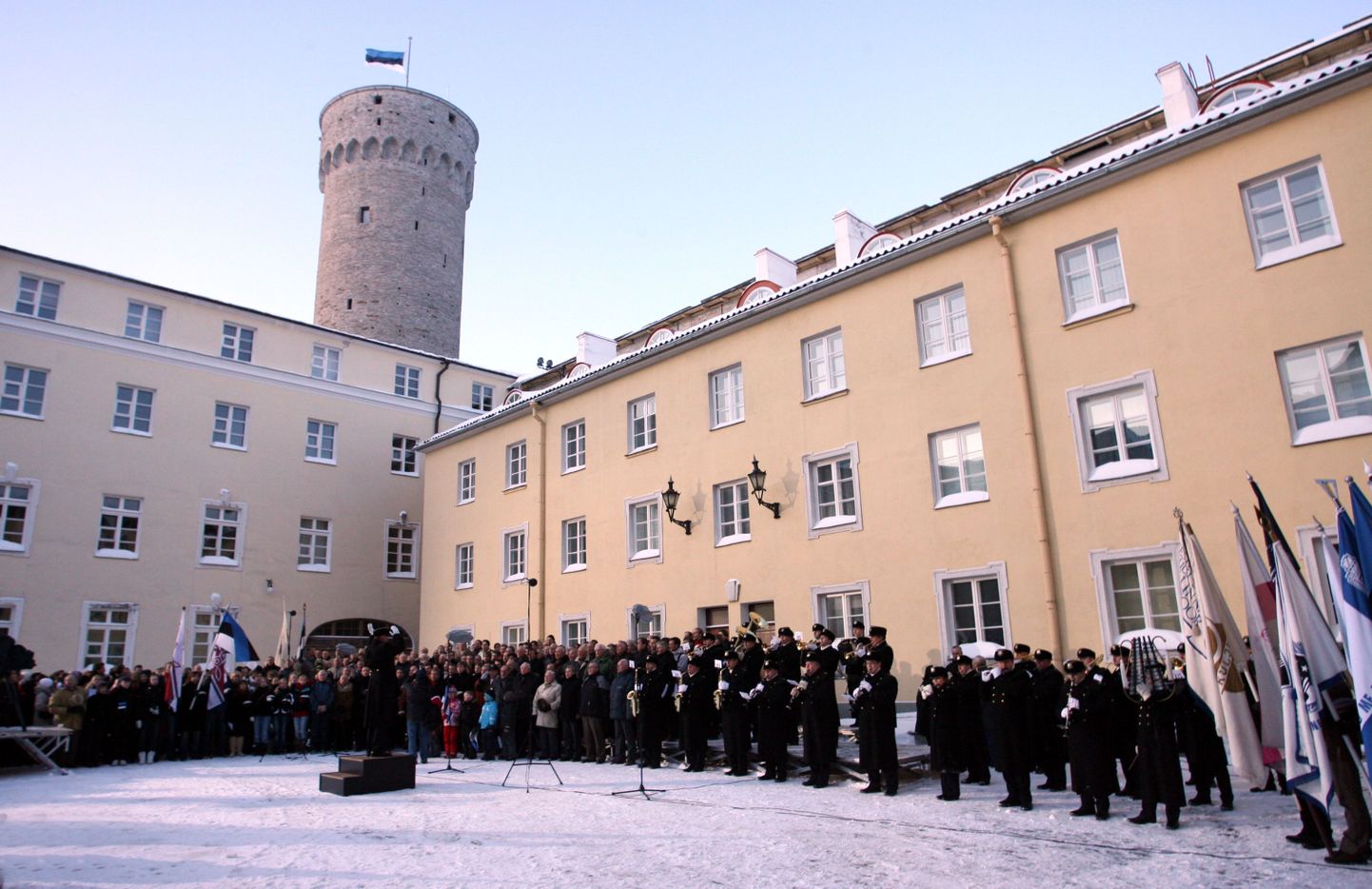 Lipu heiskamise tseremoonia Toompeal, Eesti Vabariigi aastapäev.