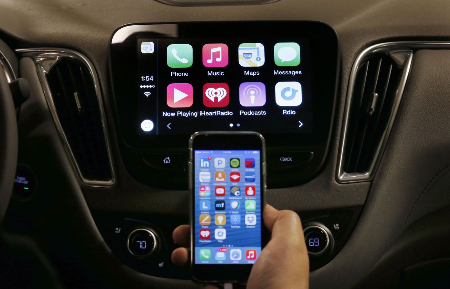 Apple on ajakirjanduse andmeil nüüd pühndunud oma elektriauto ehitamisele. Pildil uue Chevrolet' Malibuga ühendatud iPhone.