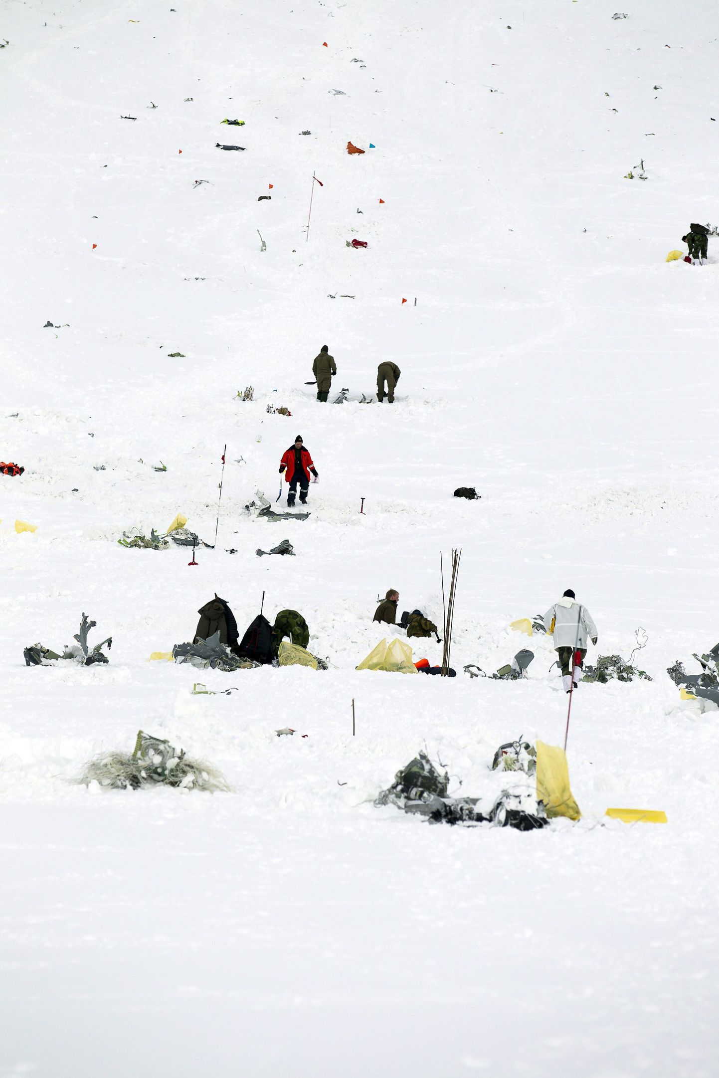 Politseinikud ja uurijad Kebnekaise mäe nõlval, kuhu kukkus Norra transpordilennuk C-130 Hercules.