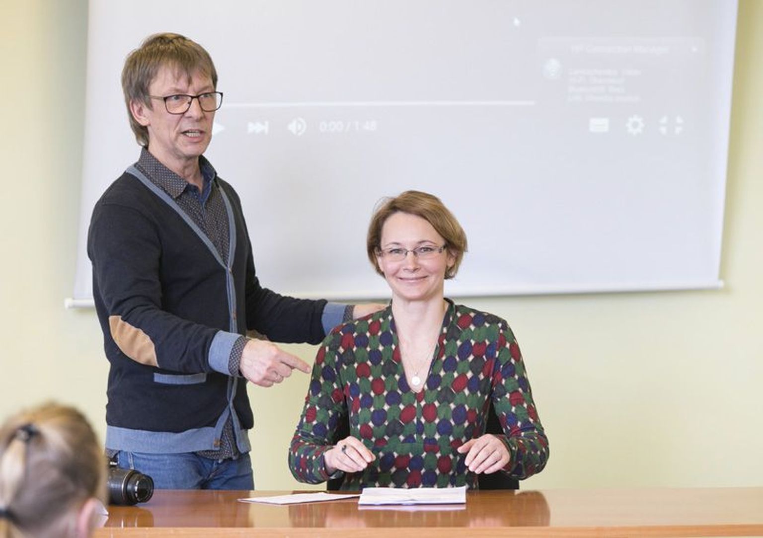 Telemaailma võlu näidati videomeistritele mustvalgelt ette. “Aktuaalse kaamera” pikaajaline režissöör Tiit Kimmel selgitas lastele uudisteankur Kadri Hinrikuse töövõtteid.