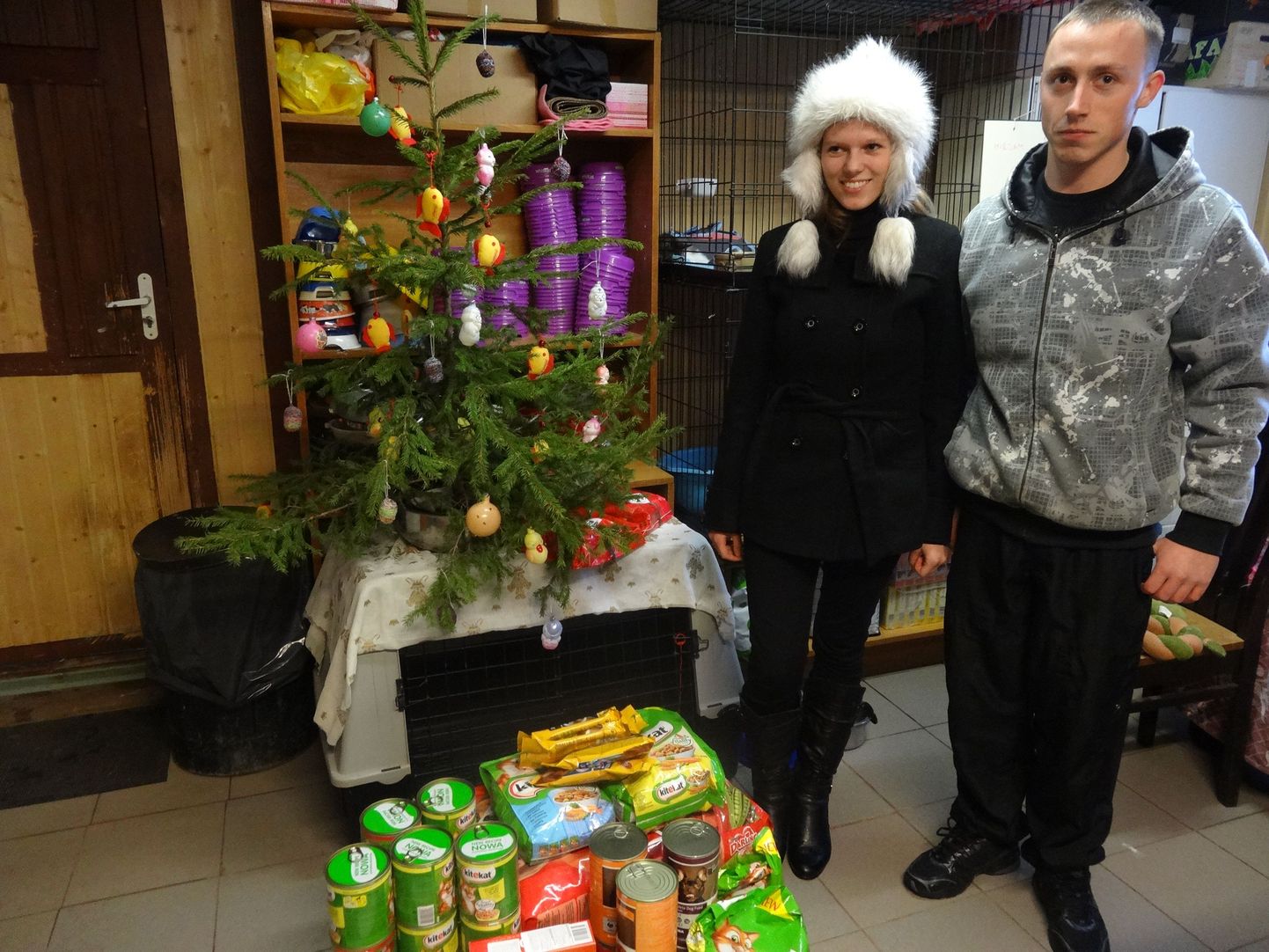 Inga ja Enn Balko toimetasid annetuste toel ostetud loomatoidu Valga loomade varjupaiga asukateni jõululaupäeval.
