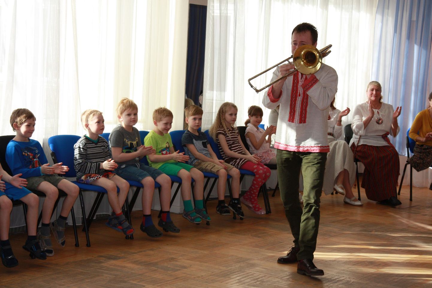 Emakeelepäeva tähistamisel suheldi Männimäe lasteaias nii muusika kui ukraina ja eesti keele kaudu.
