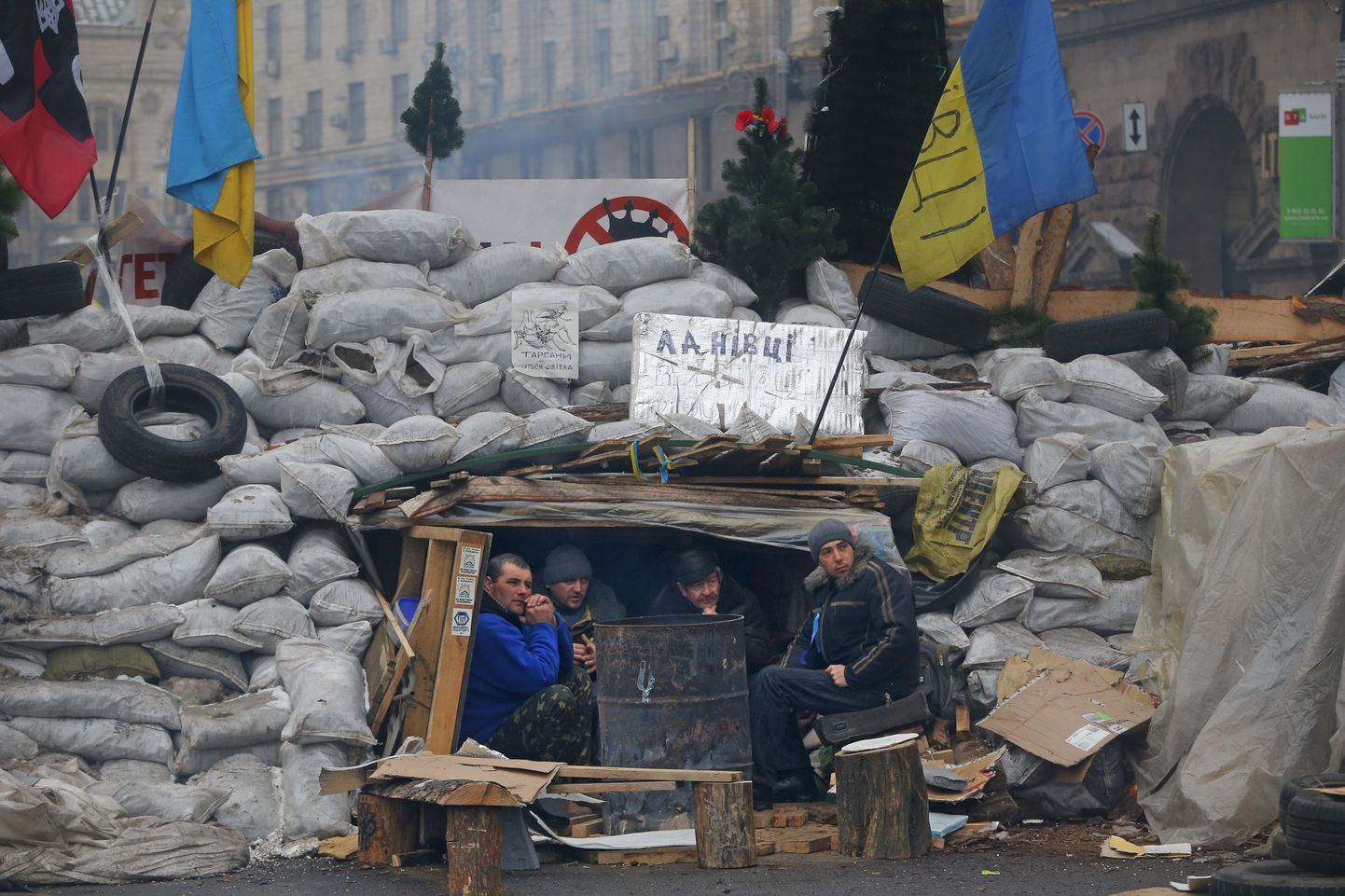 Eurointegratsiooni pooldajad soojendavad end Kiievis Iseseisvuse väljakul.