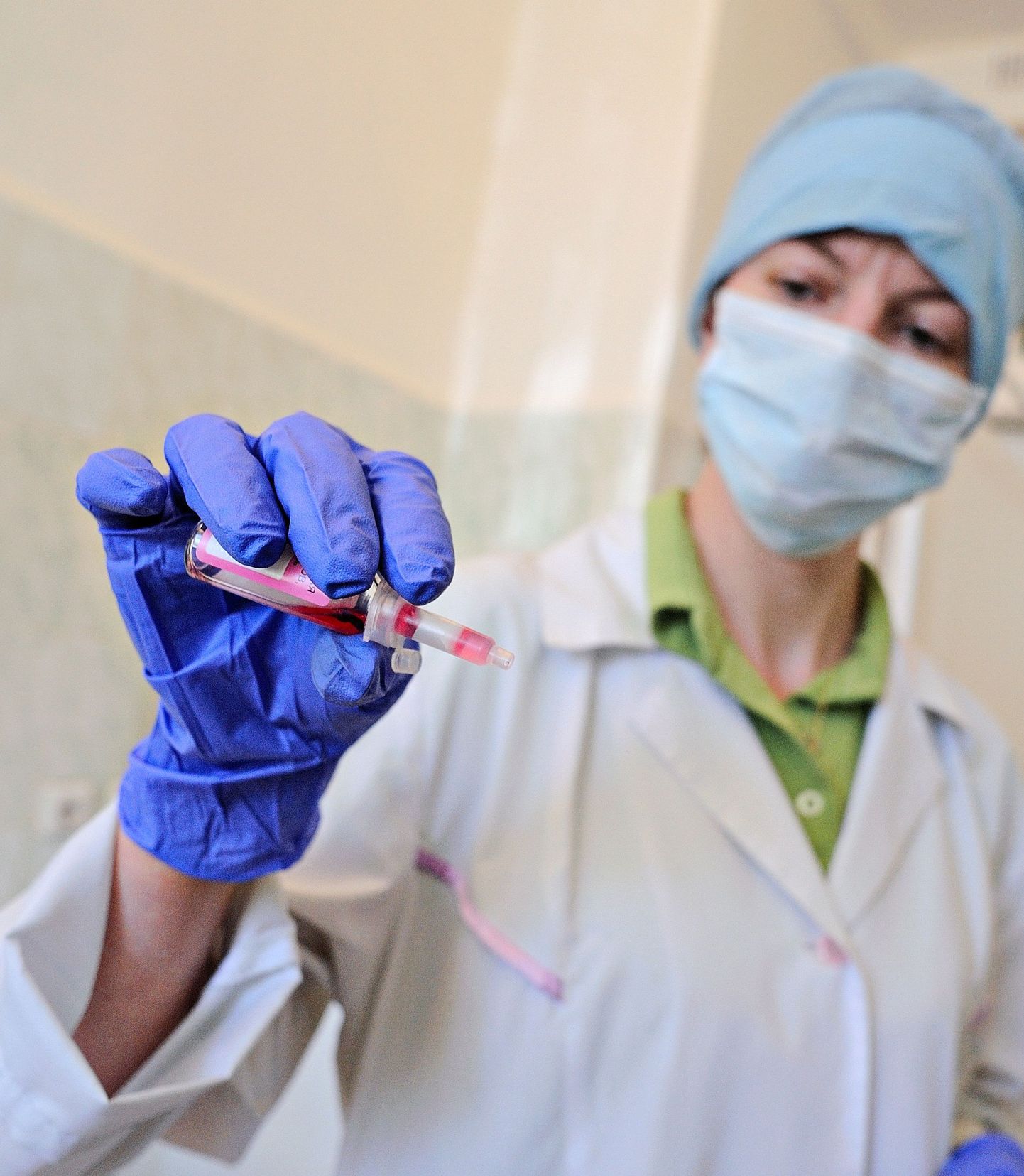 Jekaterinburgi tohter valmistab ette
poliomüeliidi vastast vaktsiini.